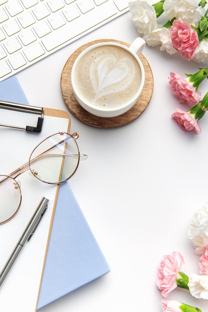 Mesa de escritório branca moderna com notebook portátil e outros suprimentos