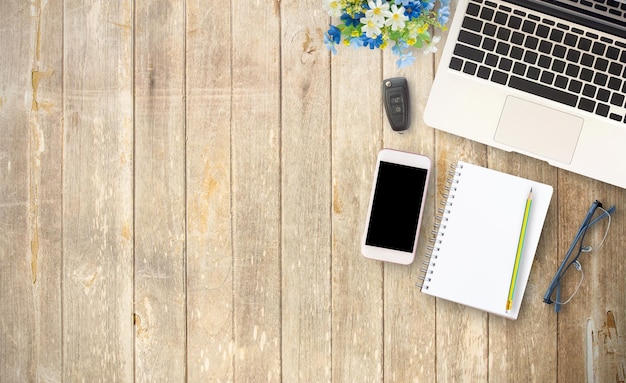 Mesa de escritório com café para laptop estacionário na mesa