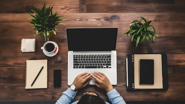 Mesa de escritório com computador portátil com xícara de café