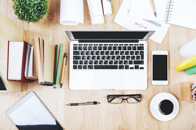 Foto mesa de escritório com dispositivos vazios