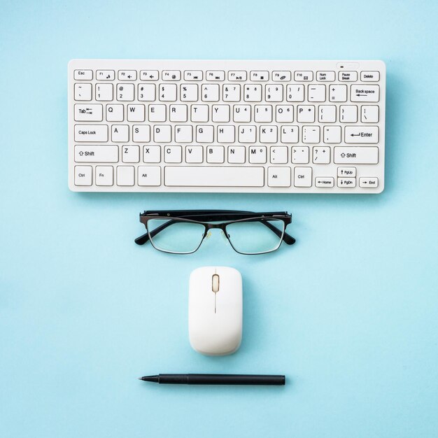 Foto mesa de escritório com fones de ouvido para laptop, bloco de notas e caneta