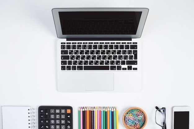 Mesa de escritório com laptop em branco