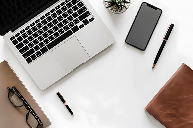 Mesa de escritório com laptop, smartphone e xícara de café Visão superior com espaço para cópias