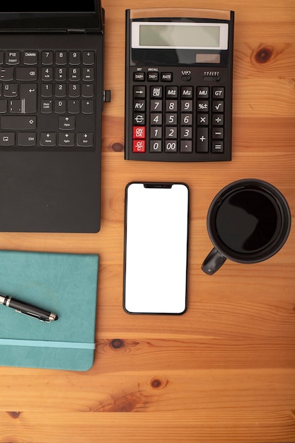 Mesa de escritório com laptop smartphone xícara de café caneta caneta e laptop Material de escritório e aparelhos na vista superior da mesa