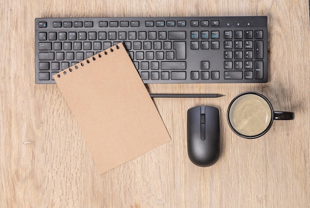 mesa de escritório com teclado de computador, mouse, espaço para cópia de café