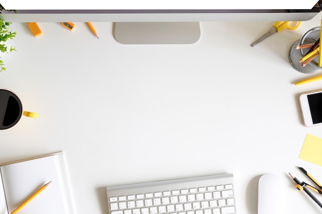 Foto mesa de escritório com teclado de computador, smartphone, café, caderno e lápis