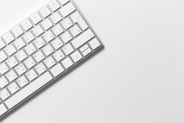 Mesa de escritório com teclado isolado em fundo branco