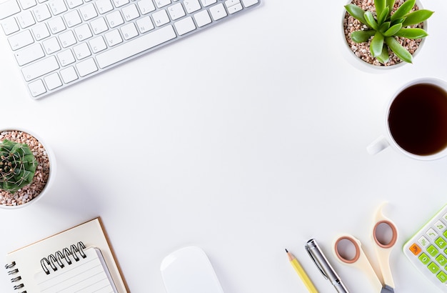 Mesa de escritório com vista superior com área de trabalho e teclado