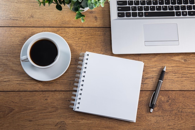 Mesa de escritório com xícara de café de computador portátil