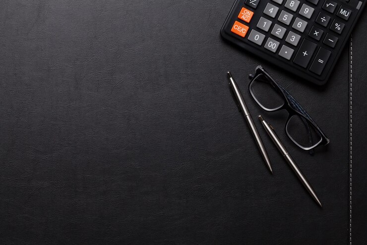 Mesa de escritório de couro com calculadora, caneta e lápis Vista superior com espaço para cópias