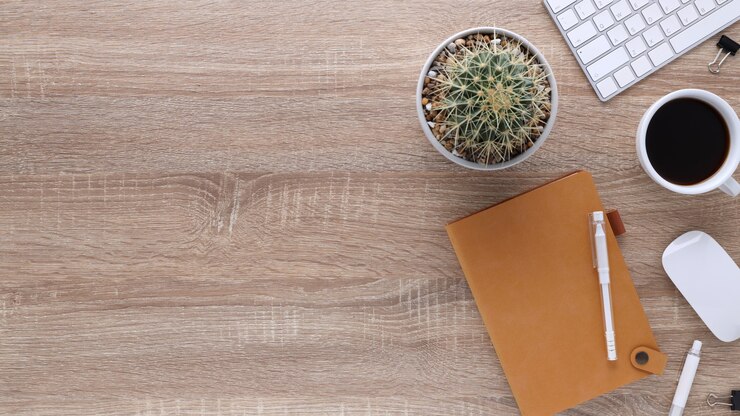 Foto mesa de escritório de espaço de trabalho de madeira de vista superior com computador e material de escritório. mesa de trabalho plana leiga com caderno em branco, teclado, caneta, smartphone e xícara de café. copie o espaço para o seu conteúdo publicitário.