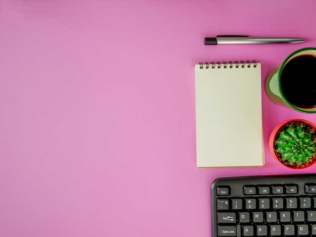 Mesa de escritório-de-rosa bonito leigos plana com espaço de cópia