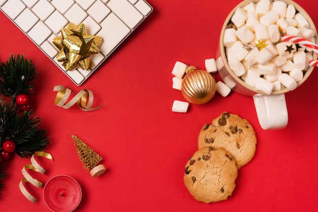 Mesa de escritório doméstico de natal teclado branco enfeites dourados de natal xícara de cacau com marshmallow