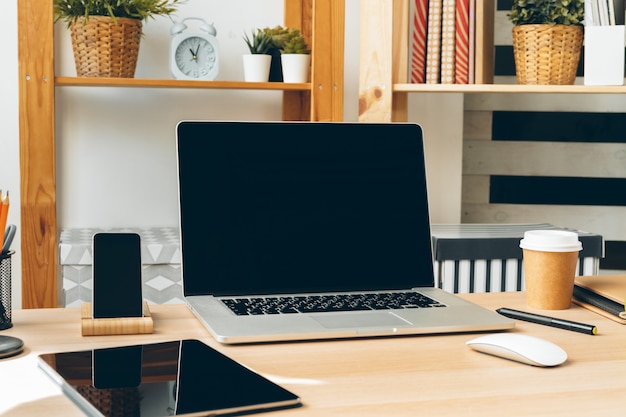 Mesa de escritório elegante. espaço de trabalho com o laptop.