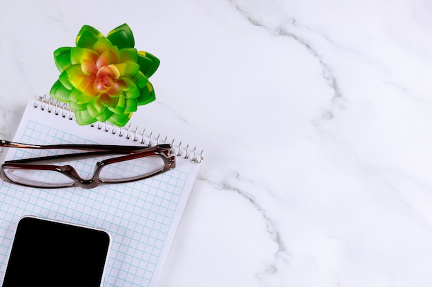 Mesa de escritório elegante mesa de material de escritório óculos de bloco de notas de smartphone