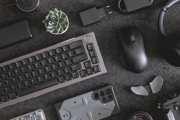 Mesa de escritório em casa com teclado e acessório