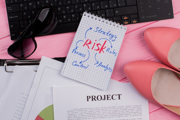 Foto mesa de escritório em casa feminina com bloco de notas e sapatos