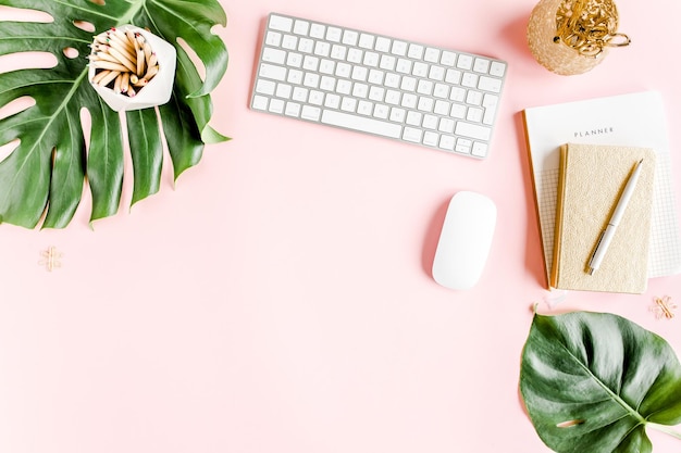 Mesa de escritório em casa plana, espaço de trabalho feminino com folhas de palmeira tropical de computador Monstera