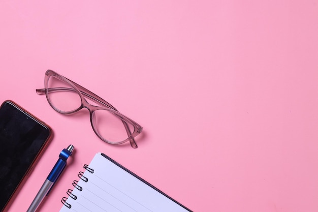 Mesa de escritório feminina mínima com caneta para notebook, celular e óculos de moda feminina l