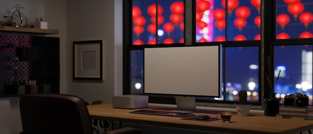 Mesa de escritório moderna à noite com computador na mesa contra a janela com lanternas chinesas