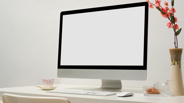 Foto mesa de escritório moderna com maquete de tela em branco de computador desktop pc e acessórios na mesa