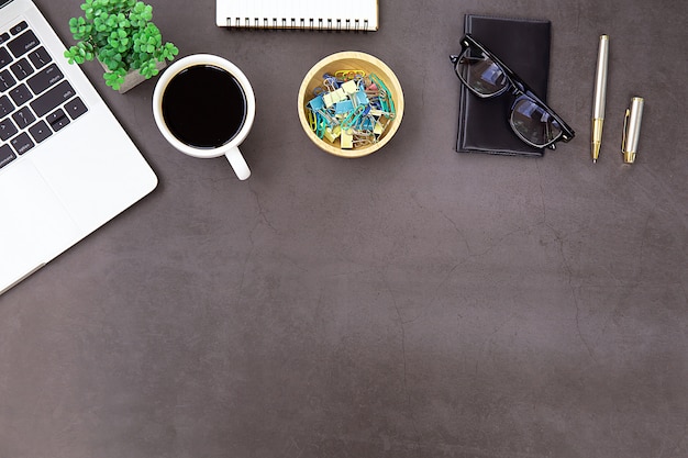 Foto mesa de escritório moderna local de trabalho com computador portátil.