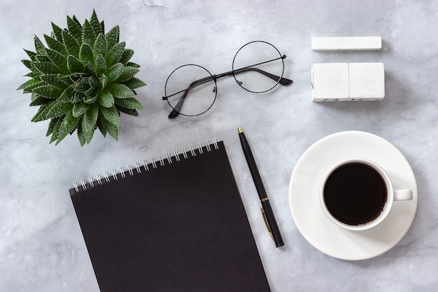 Mesa de escritório ou mesa em casa Calendário de cubos em branco Modelo de maquete para data do calendário