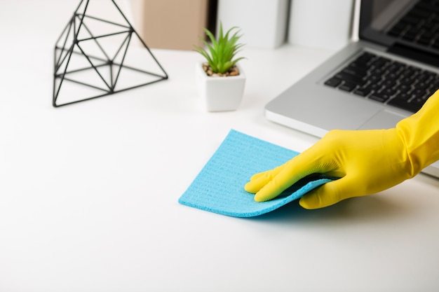 Foto mesa de escritório para limpeza de mãos