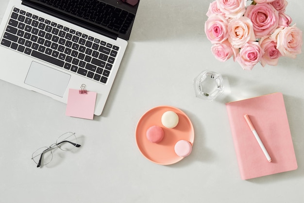 Mesa de escritório para mulheres lisas. vista superior feminina.