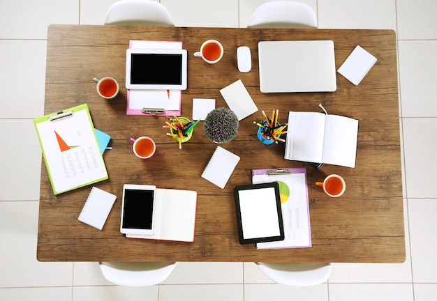 Foto mesa de escritório para reuniões, vista superior