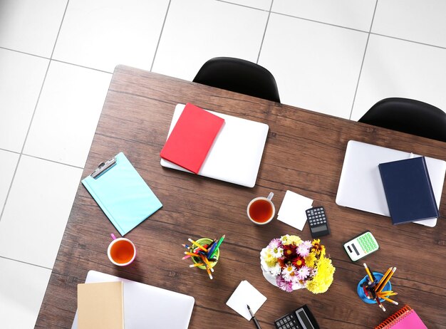 Foto mesa de escritório para reuniões vista superior