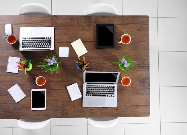 Mesa de escritório para vista superior de reuniões