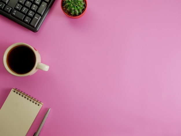 Mesa de escritório rosa leigos plana com espaço de cópia