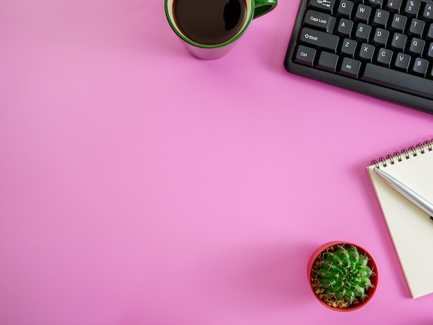 Mesa de escritório rosa leigos plana com espaço de cópia