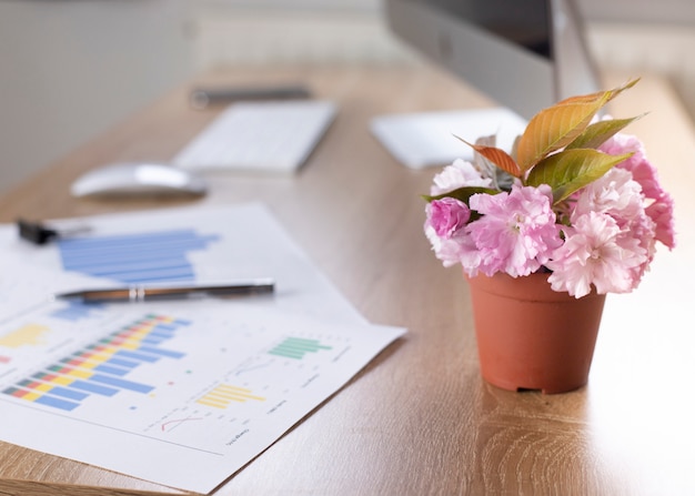 Foto mesa de escritório, telefone inteligente, caneta e planta