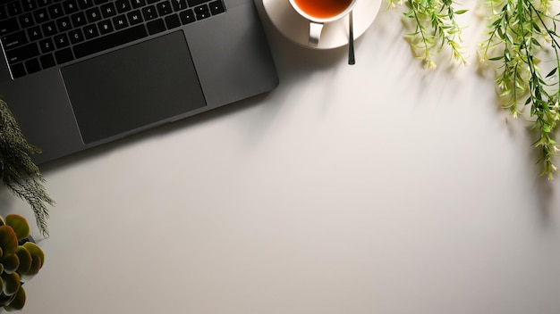 Mesa de espaço de trabalho mínimo com computador portátil e espaço de cópia na vista superior de fundo branco