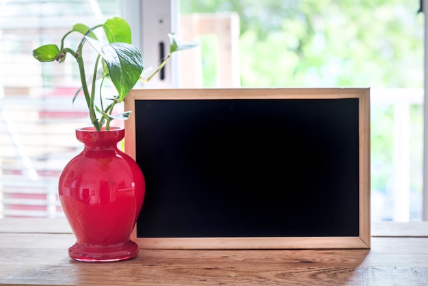 Mesa de espaço livre com planta verde e janela do tempo de primavera