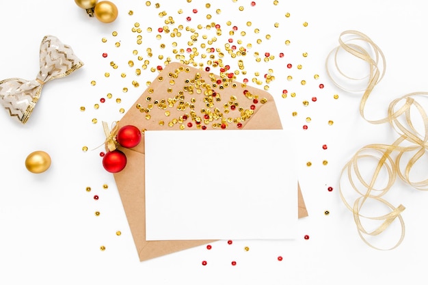 Mesa de estilo com envelope cartão em branco e decorações de Natal modelo de layout plano vista de