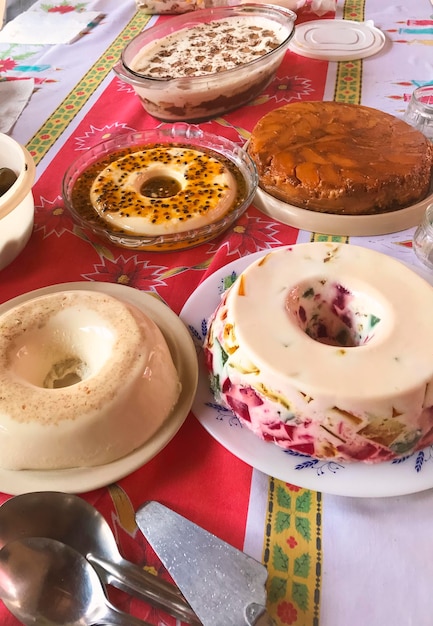Mesa de famosos doces brasileiros Gelatina colorida mousse de maracujá Creme de coco e torta de maçã
