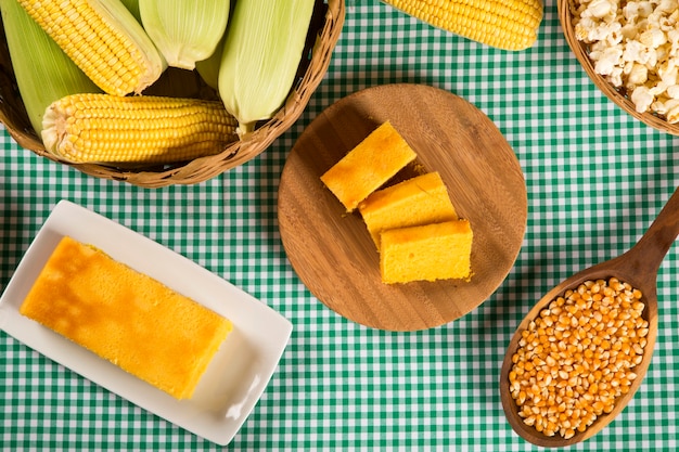 Mesa de festa brasileira junina