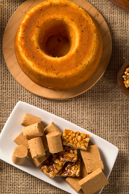 Mesa de festa brasileira junina