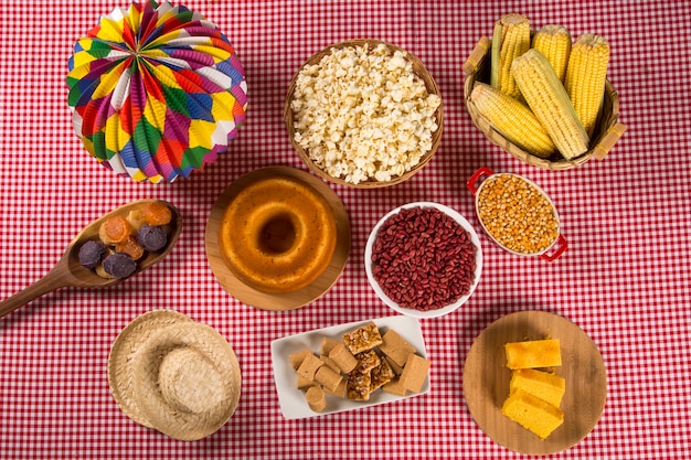 Mesa de festa brasileira junina