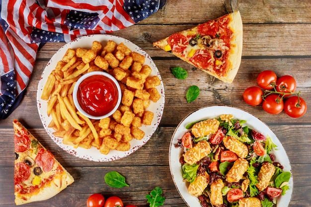 Mesa de festa do dia da independência com comida deliciosa para o feriado americano.