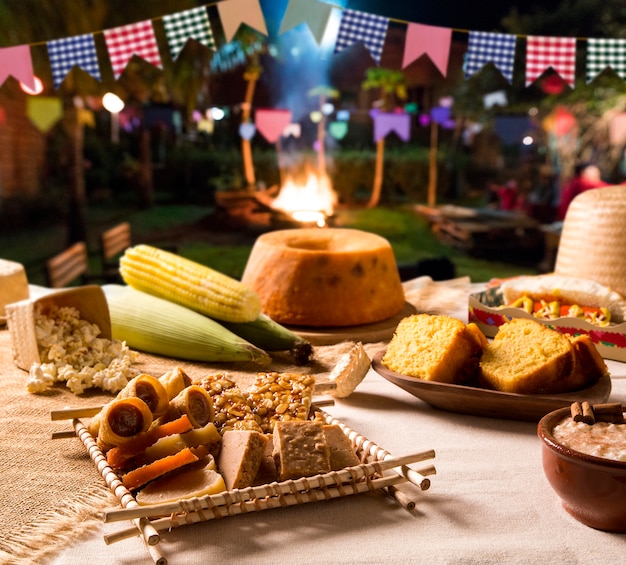 Foto mesa de festa junina brasileira.