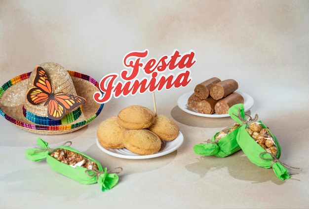 Mesa de festa junina festa típica brasileira de junho com biscoitos doces de amendoim pipoca milho artesanal