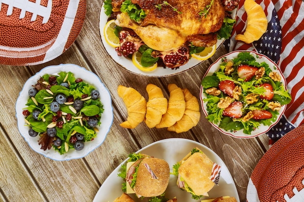 Mesa de festa para fãs do esporte por assistir jogo de futebol americano com bandeira americana