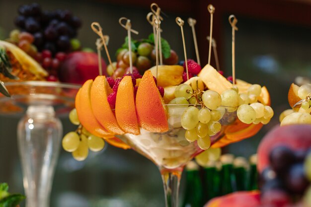 Mesa de frutas de casamento. frutas para os feriados.