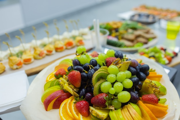 Mesa de jantar com petiscos decorados com lindas flores de verão mesa de comida saudável deliciosa organi ...