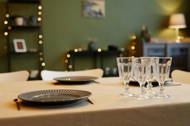 Mesa de jantar com pratos na sala decorada