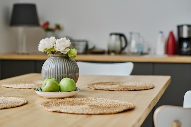 Mesa de jantar com vaso com flores